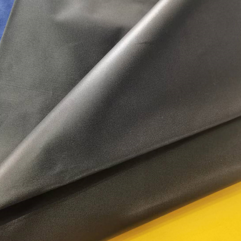 TMIE-08-1-3 Atmungsaktiver Kleiderstoff, Breite 115 cm, Gewicht 90 g/m², Inhaltsstoff Polyester, gefärbt mit glatt poliertem Polyester-Popeline-Stoff