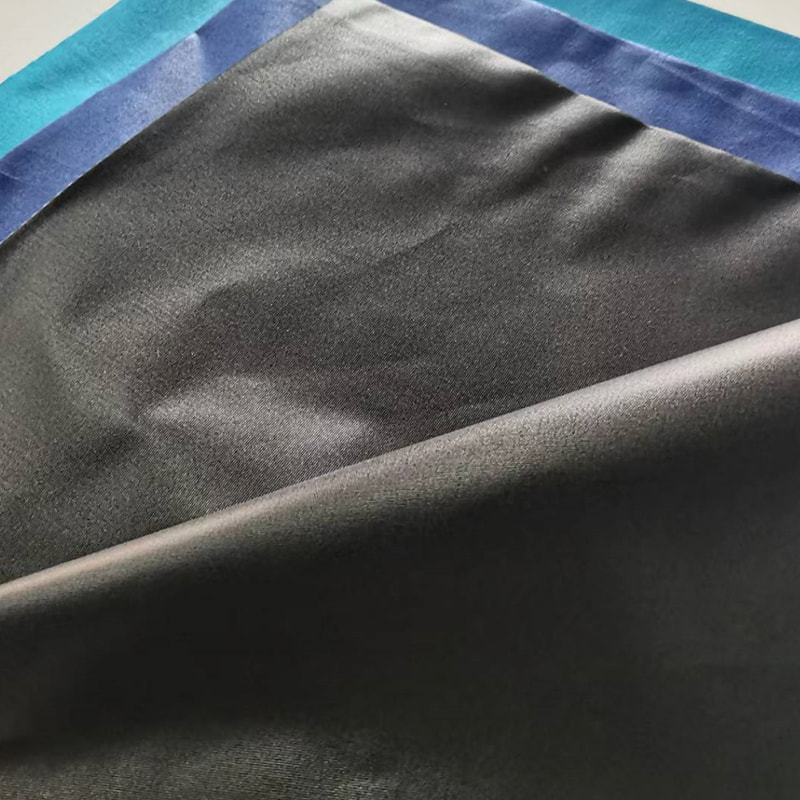 TMIE-08-1-3 Atmungsaktiver Kleiderstoff, Breite 115 cm, Gewicht 90 g/m², Inhaltsstoff Polyester, gefärbt mit glatt poliertem Polyester-Popeline-Stoff